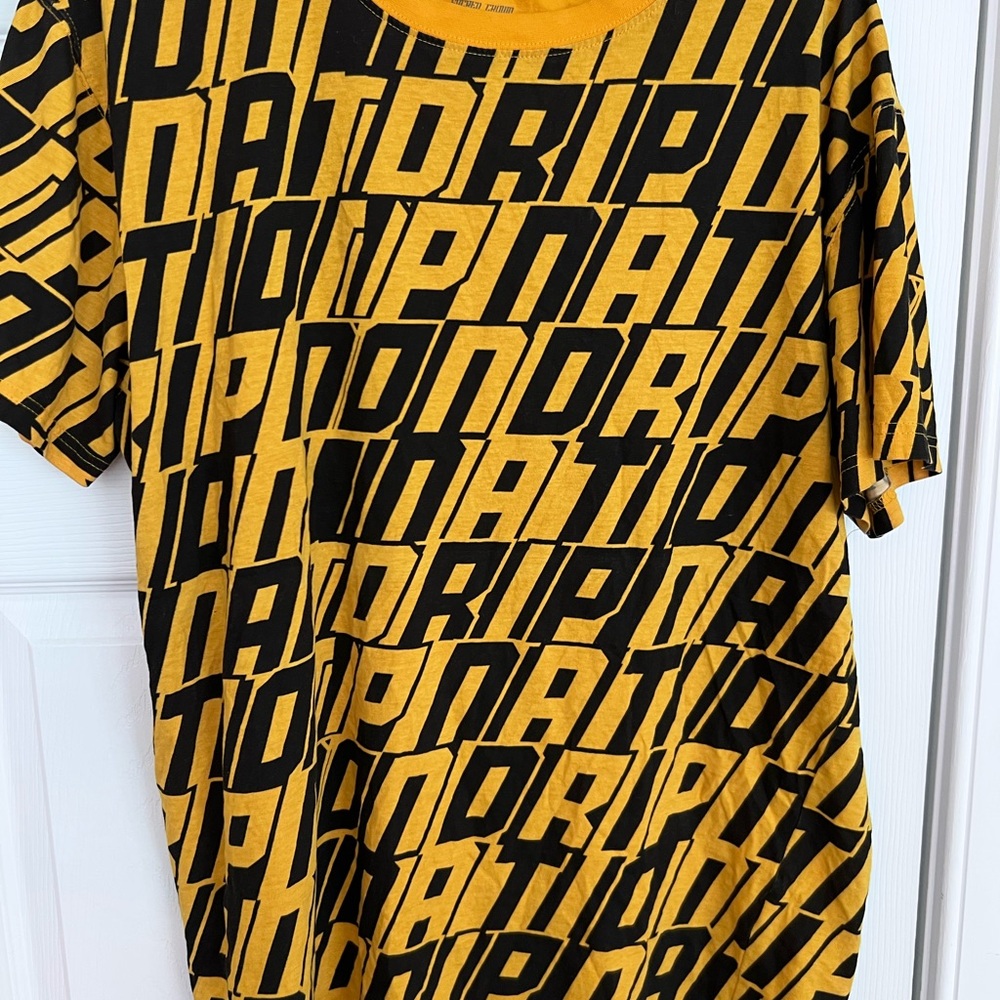 Men's Size Large SC "Sacred Crown" Yellow and Black Tee GUC ❤️
